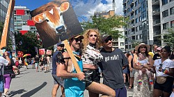 Jean-Pierre et Nomi Bodi avec un visiteur qui avait un t-shirt original. 😊