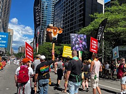 Une partie de nos marcheurs durant le défilé de Fierté Montréal.